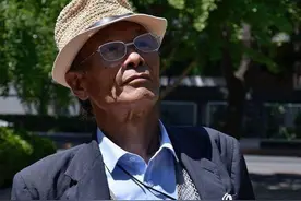 七八十岁男人想高级：衣穿素，裤穿宽，多戴帽，头发白了照样时髦图片