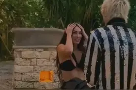 女神梅根福克斯订婚！因心疼小男友她也单膝下跪，网友：夫妻对拜图片