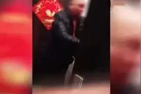 醉酒邻居过年破门暴打小夫妻丈夫还手，民警：不接受调解就坐牢！图片