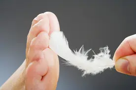 科学家解开了为什么你不能挠自己痒痒的谜团图片