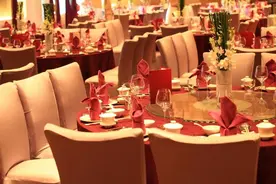 冲上热搜！新娘拒付司仪尾款：抵饭钱！网友吵翻了...图片