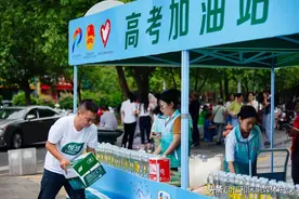 高考的这些幕后，值得被看见图片