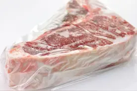 冰箱里的肉，冻多久就不能吃了？吃了会有害吗？一张表总结清楚了图片