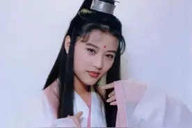 求别再硬演周芷若了！有人出尘脱俗，有人却噘嘴瞪眼“毁经典”图片