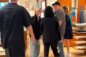 何超莲光脚穿拖鞋逛爱马仕，还罕见与梁安琪同框，窦骁全程陪伴图片