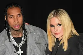 38岁艾薇儿放飞了！当众和金小妹黑人前任热吻，刚跟未婚夫分手图片