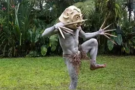 神奇的泥人族，以树叶蔽体，身上涂满泥巴，头上带着恐怖的面具图片