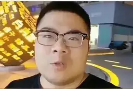 台湾省小伙首游大陆，嘲讽大陆太落后没有电话亭而引发全网哄笑图片