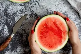 水果摊老板为什么喜欢将西瓜切成一半卖？猫腻可不小，涨知识了！图片