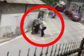 辅警遇男子冲卡将其推下斜坡，官方回应：辅警粗暴简单执法，已被辞退，驾驶人仅表皮擦伤，并称有错在先图片