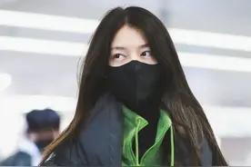 傅菁身穿羽绒外套搭配休闲运动套装，色彩明亮，洋溢着青春与朝气图片