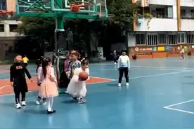 又飒又可爱！四川一小女孩穿公主裙打篮球，三步上篮动作行云流水图片