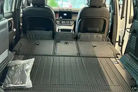 路虎卫士后排平得像飞机舱，露营睡两个人绝对没问题图片