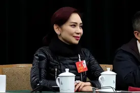 贫民窟走出的励志港姐，成了人大代表图片