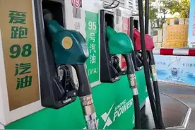 加油站有92、95、98号汽油，为什么油罐车不区分油号？图片