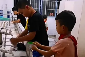 广西住校小学的农村孩子独立生活，自己洗衣服动作熟练，让人心疼图片