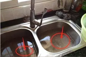 下水道堵塞了，别再用热水冲了，教你3招正确实用小妙招，快速疏通无异味！图片
