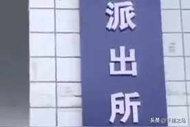 太搞笑了！男子抠岀派出所门口石狮嘴里的石球，想放回却放不进去图片