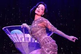 全球最贵脱衣舞娘，身家10个亿，拒绝英王室邀请，一生为美而活图片