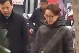 董卿接娃放学，一身黑打扮朴素却挡不住气质，看到娃一脸温柔图片