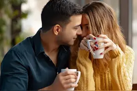 美女相亲带23个亲戚，鲍鱼龙虾随便吃，结账时众人傻眼了图片