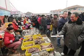 摆地摊到底赚不赚钱，来看80后大叔分享摆摊真实经验图片