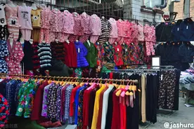 老太太在地摊上偷背心，摊主明明看见了却没吱声，最后一算账也没赔钱图片