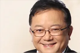 没想到，74岁的王刚竟以这种方式，狠狠打脸了内娱的“张铁林们”图片