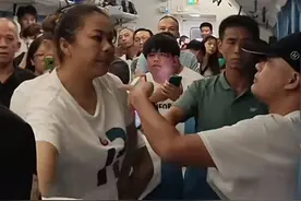 男子高铁上发表辱华言论，被女子单手锁喉，男子:我有言论权利图片