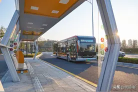 2023年老人公交卡免费会取消，真的吗？为何网友争议多，你支持谁图片