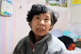 40岁北京单身汉，月薪1000和母亲挤在10㎡小房，母亲：有的是人追图片