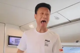51岁耿为华行为惹争议！在高铁车厢中放声高歌，不顾场合表情夸张图片