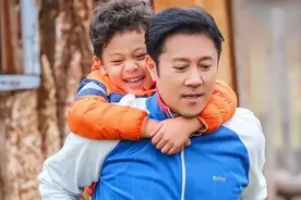 55岁蔡国庆官宣喜讯：这辈子最幸运的事，就是在路上捡到一个老婆图片