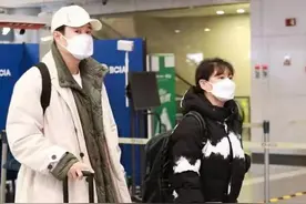 小沈阳罕见和妻子走机场，丈夫高大帅气，老婆沧桑显老像阿姨图片