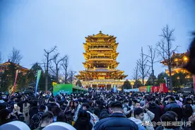 山东济南：千人打卡大明湖畔超然楼亮灯图片