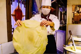 一饼卷万物，4种面调和，8小时发酵，山东美食煎饼做法这样做图片