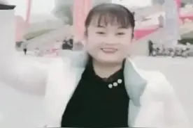 恭喜粉丝突破450万，亚男妈妈高兴得当街翩翩起舞图片