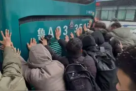 济南公交车暴雪天遇困 乘客们齐心推车冲上短视频热榜图片