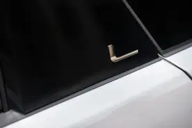 实拍路虎“小揽胜”，轴距增加16CM，配2.0T9AT，最低油耗仅1.9L图片