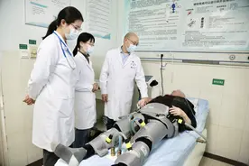 98岁老人手麻头晕持续2年，医生体外“搭桥”赶走病魔图片