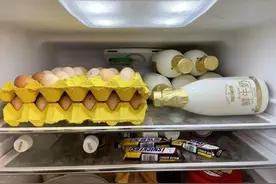 上海疫情下的跑腿小哥：露宿街头，每天只睡几个小时，日薪过万图片