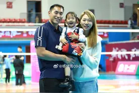 恭喜！又一位中国女排世界冠军进入高校当老师，嫁小四岁情郎生女图片