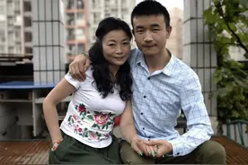 重庆23岁小伙爱上46岁阿姨李良友，2月后闪婚，今6年过去恩爱如初图片