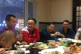 酒桌给人倒酒，为啥要先从右边倒？建议搞清楚，免得贻笑大方图片