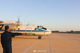 云端之上，看战机呼啸出击图片