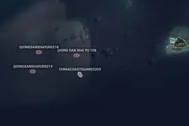 中业岛领海线内，中国船越聚越多，解放军的军舰，就跟在后面图片