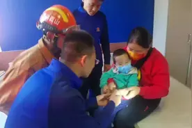 “吃手”的水桶：一岁萌娃玩太疯手被卡在桶内图片