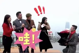 主持人直播时被突然求婚！男友冲入镜头手捧鲜花单膝跪地图片
