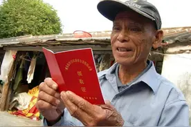 云南低保户存款10万被取消低保崩溃大哭，我是老人你们没资格取消图片