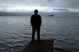 香烟、烈酒、茶在手，不及碎银解千愁图片